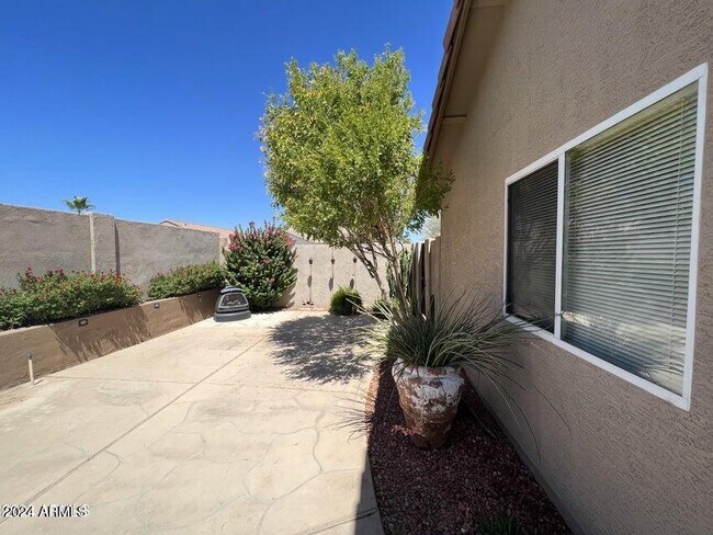 Building Photo - 7922 W Ross Ave