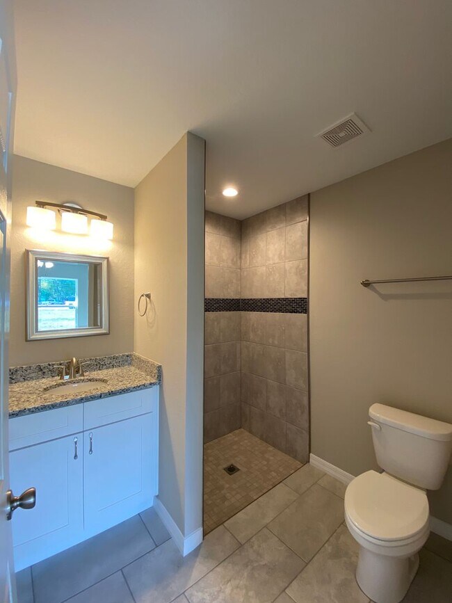 Building Photo - Desirable SE Ocala Neighborhood 3/2/2 *WON'T LAST*