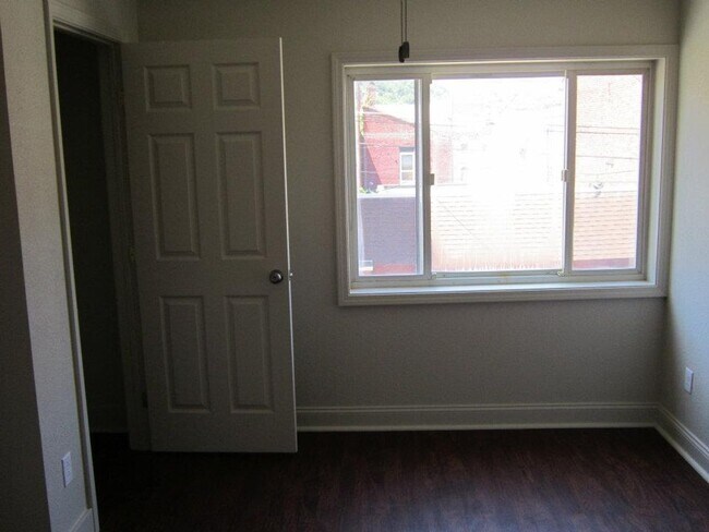 Building Photo - Luxury College Rental - South Side Flats