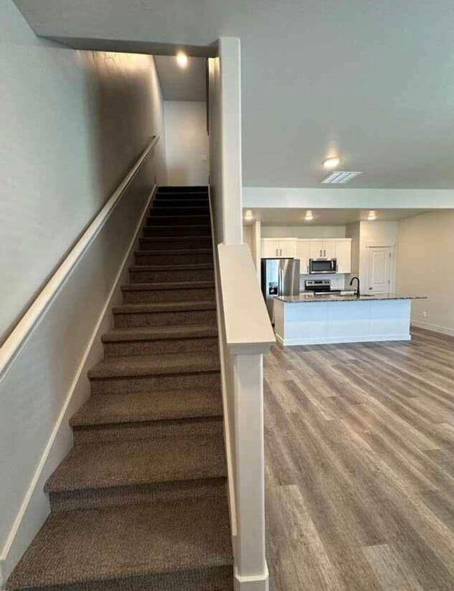 Building Photo - 3 Bed 2.5 Bath Townhome with Great Amenities