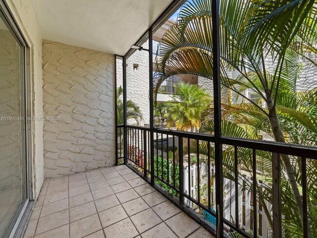 Building Photo - 6900 N Kendall Dr