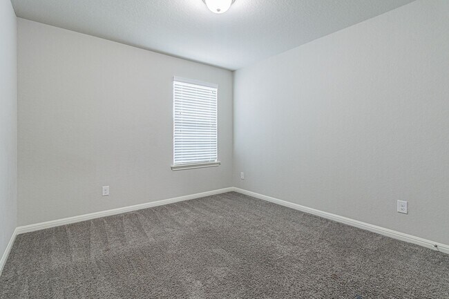 Building Photo - GORGEOUS 4BR 2.5 BATH WITH LOTS OF NEIGHBORHOOD AMENITIES! Available August 7th!