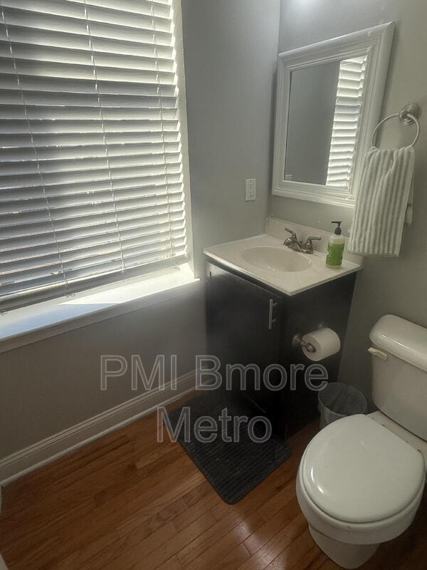 Building Photo - 17 E 21st St