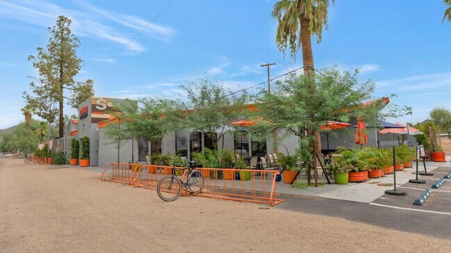 Building Photo - Spacious 1BR Single-Level Unit with Utilit...