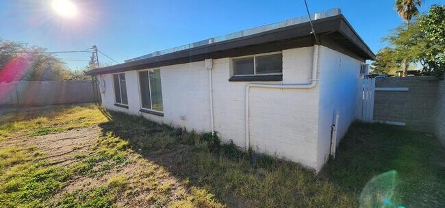 Building Photo - 2126 E Hidalgo Vista