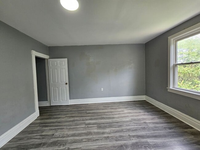 Building Photo - Spacious 3 bedroom 1 bath house for rent i...