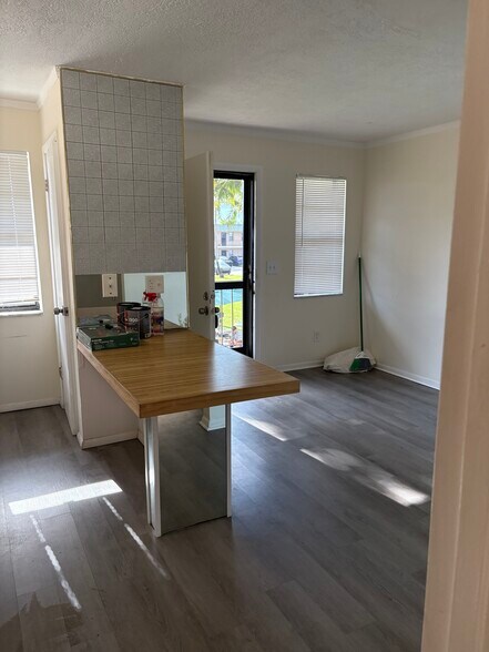 Building Photo - 1081 SE Monterey Rd