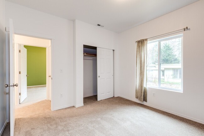 Building Photo - Beautiful 3 Bedroom rambler on a large and peaceful lot!