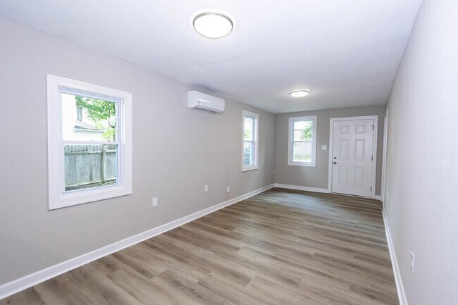 Building Photo - 345 Tabbs Ln