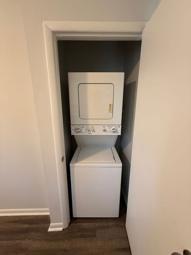 Building Photo - Collegeview Apartments! Updated 2 Bed 2 Bath Apartment with Washer/Dryer!