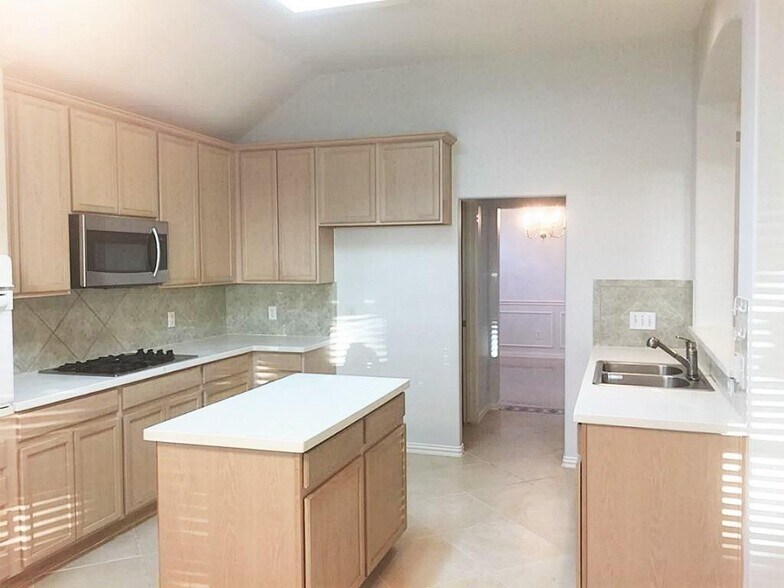 Building Photo - 2604 Hidden Creek Dr