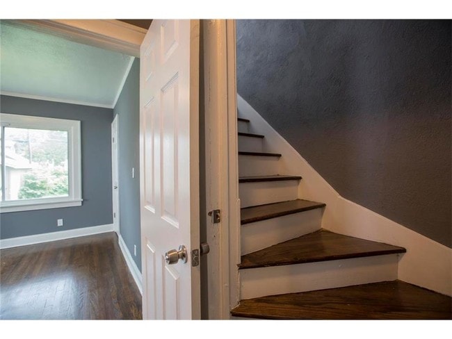 Building Photo - 5919 Kenwood Ave