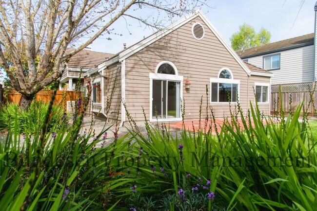 Building Photo - 806 Wine Ct