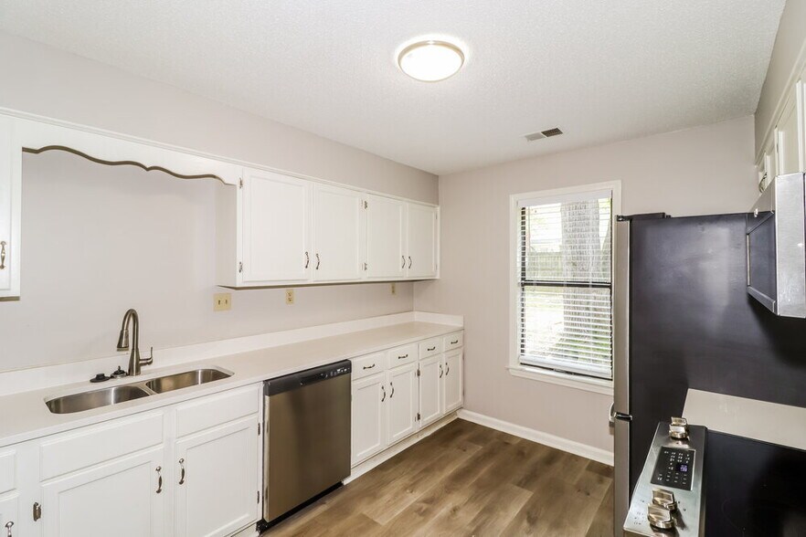Building Photo - 6891 Autumnhill Ln