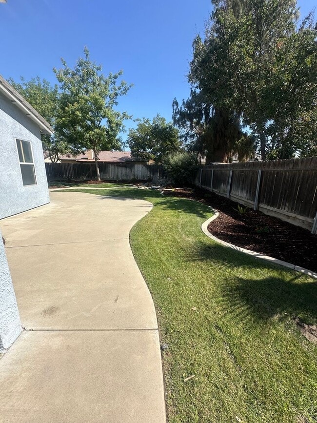 Building Photo - Remodeled 4 Bedroom 2 Bathroom in Stonecrest