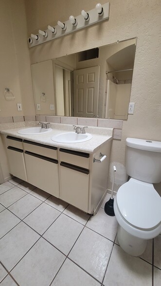 Building Photo - 705 Hellenic Dr