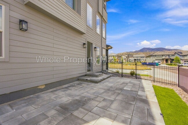 Building Photo - 15612 W Floyd Dr