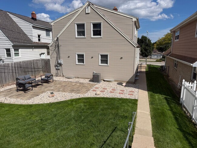 Building Photo - 2557 S 60th St