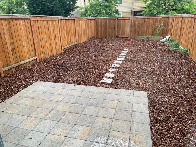 Building Photo - 3 Bedroom Townhome w/FULLY FENCED YARD & G...