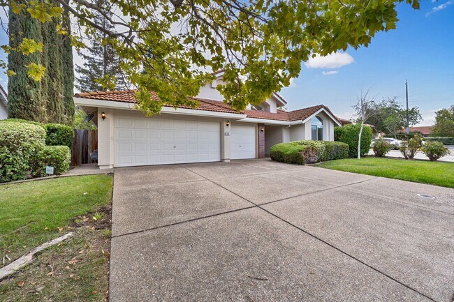 Building Photo - Updated 3 Bedroom Home with 3-Car Garage i...