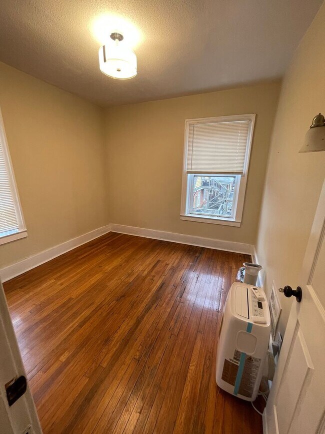 Building Photo - CASS D Apartments-5338