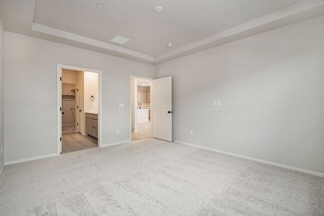 Building Photo - Luxury Rowhouse w/ Over-sized Garage