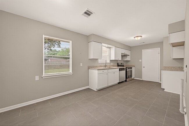 Building Photo - 226 W 4th St