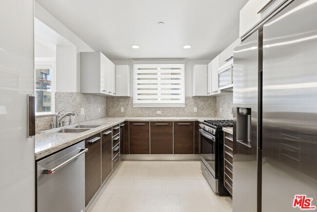 Building Photo - 325 S Arnaz Dr