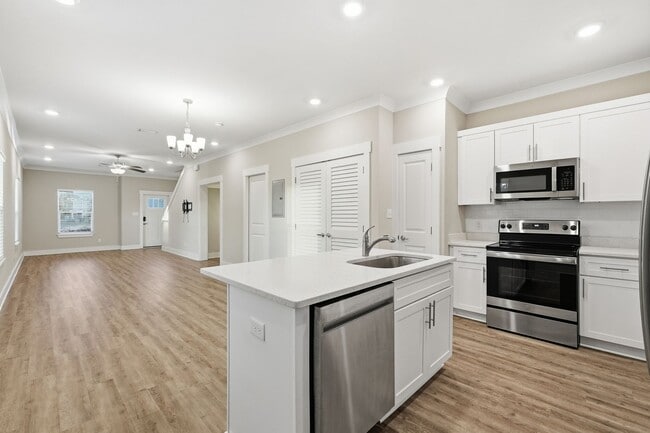 Building Photo - 3 Bedroom End Unit with a Lake View!!