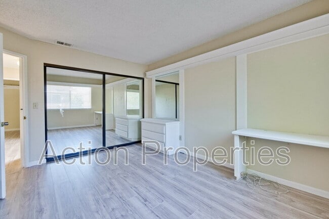 Building Photo - 1999 Garden Bing Cir