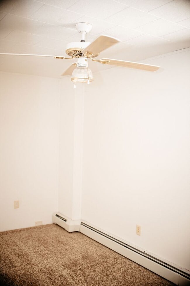 Building Photo - 3 Bedroom, 2 Bath Rown Home, 1st Floor Features 1 Bed and 1 Bath