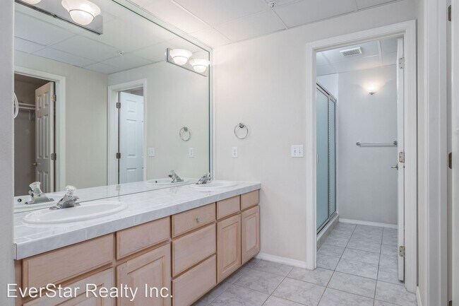 Building Photo - 2 br, 2 bath House - 300 Col Pt Dr C-201