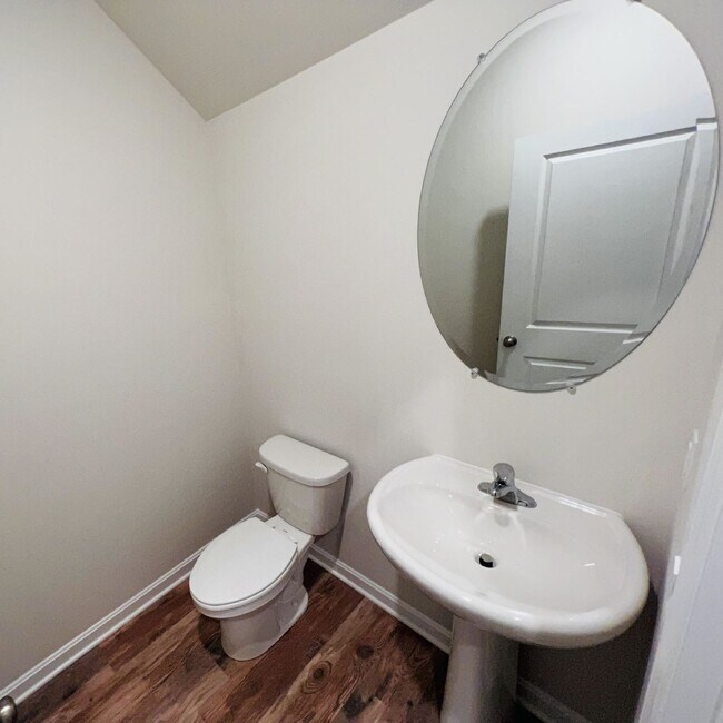 Building Photo - 3br 2.5ba Townhome Northeastern SD!