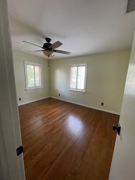 Building Photo - 401 E 56th St