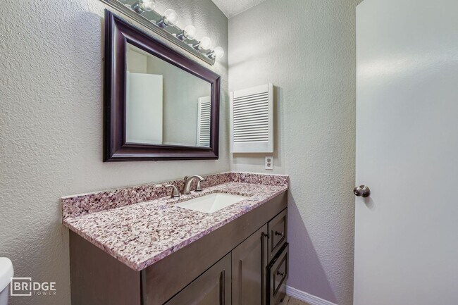 Building Photo - 1322 Jasmine Dr