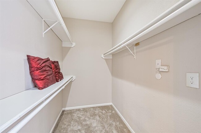 Building Photo - 2255 Braeswood Park Dr