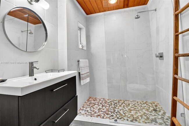 Building Photo - 2910 N Flagler Dr