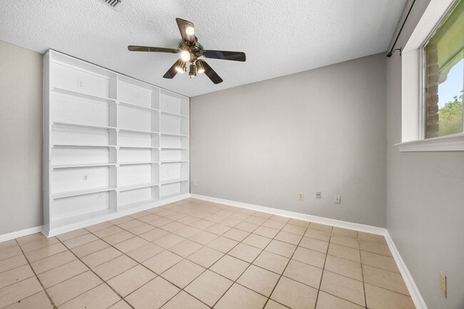Building Photo - 2211 Turtle Creek Dr