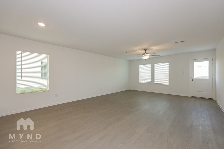 Building Photo - 2700 Ctr Crk Ln