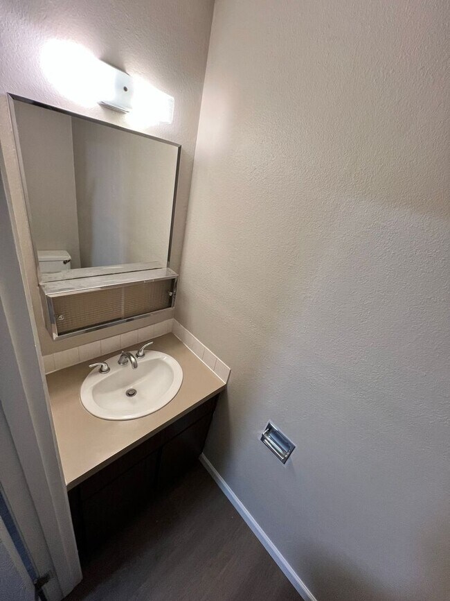 Building Photo - Spacious 2 Bedroom, 1.5 Bath Triplex in Clarkston