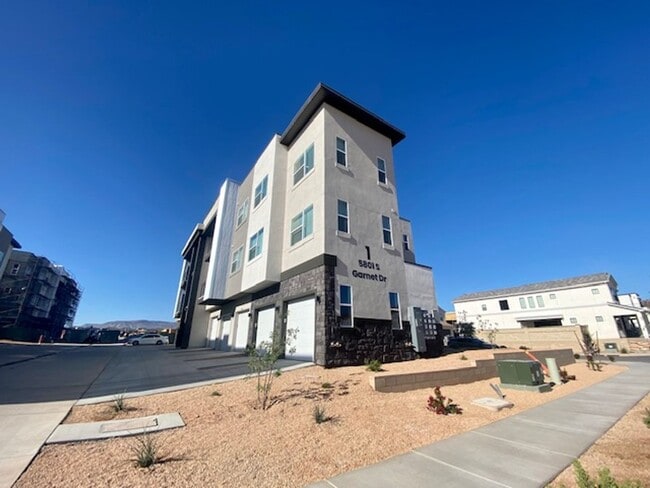 Primary Photo - SPACIOUS APARTMENT FOR RENT!