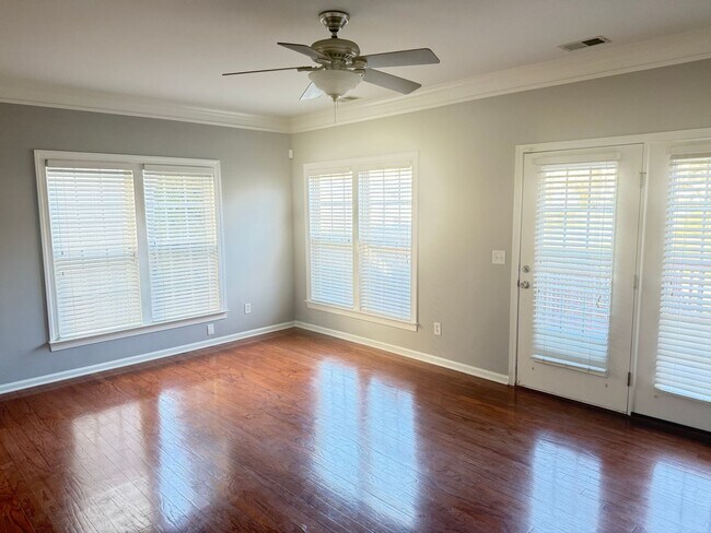 Building Photo - Updated 2 Bed, 2.5 Bath Townhome | Prime Lake Norman Location