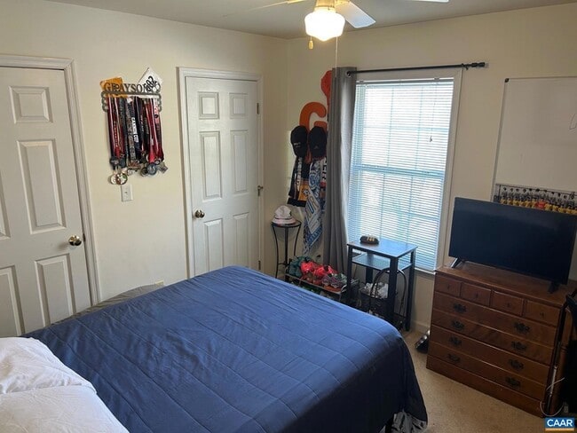 Building Photo - 136 Goldenrod Ct