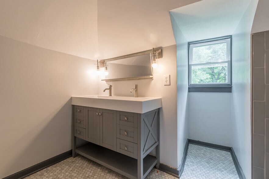 Building Photo - 1393 Westview Dr SW