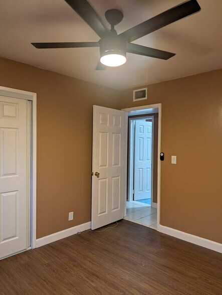 Building Photo - 704 Oakford Dr