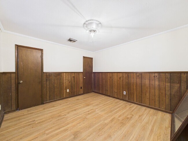 Building Photo - 4 Bedroom/3 Bathroom Home Available NOW!
