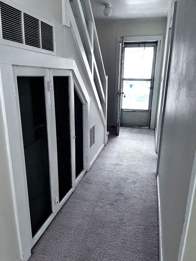 Building Photo - Two Bedroom, Spacious Apartment