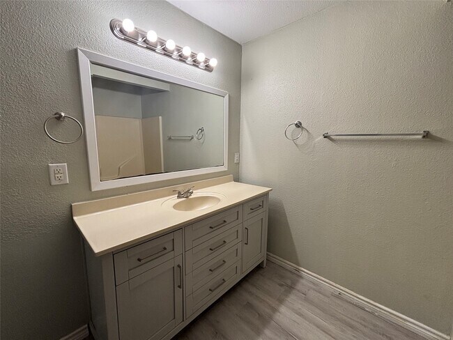 Building Photo - 318 14th St N