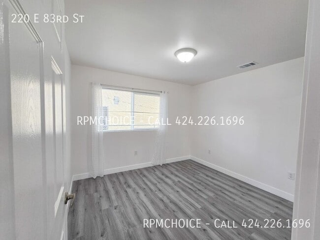 Building Photo - 220 E 83rd St