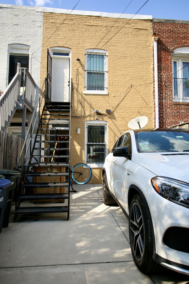 Building Photo - 1423 E Street NE, Unit First Floor